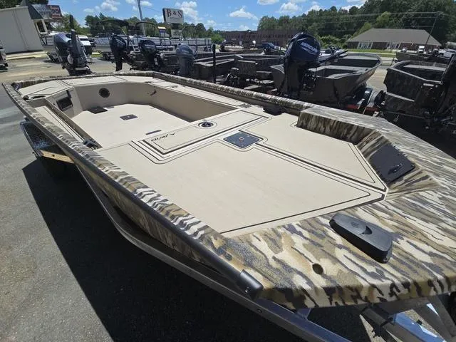 Slide: The Image of Avid 16 Commander 2025 - 7