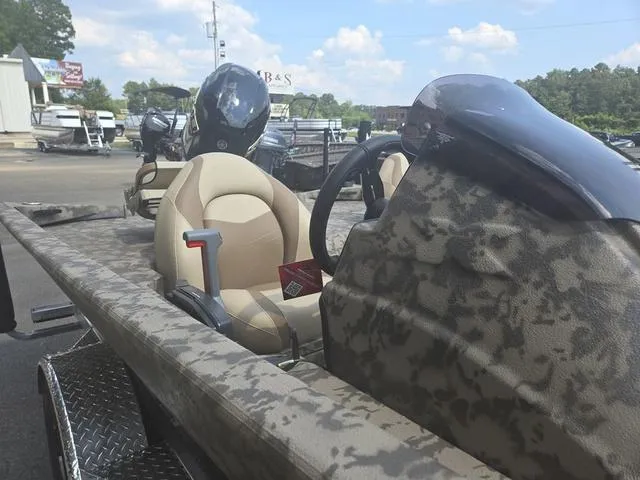 Slide: The Image of Xpress XP185 Catfish 2025 - 12