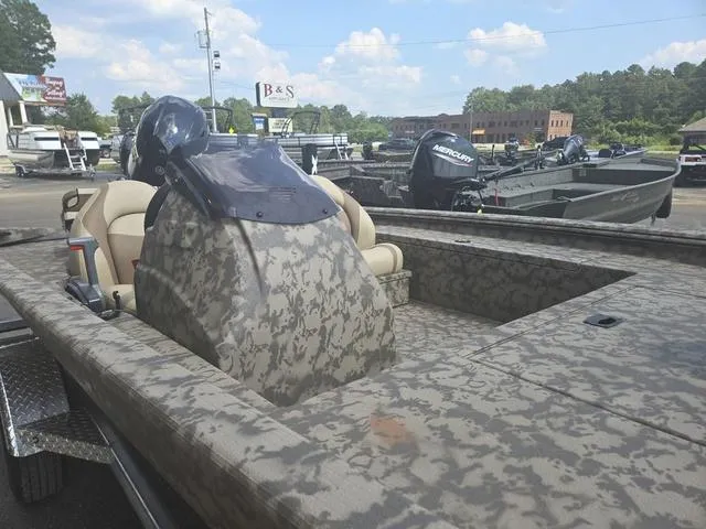 Slide: The Image of Xpress XP185 Catfish 2025 - 8