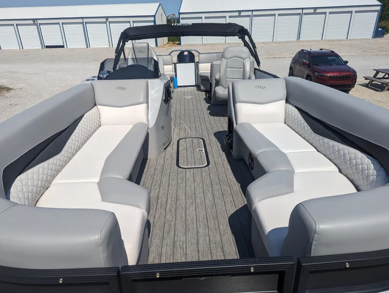 Slide: The Image of 2022 Manitou Encore 25 RF pontoon boat with spacious seating and modern design. - 10