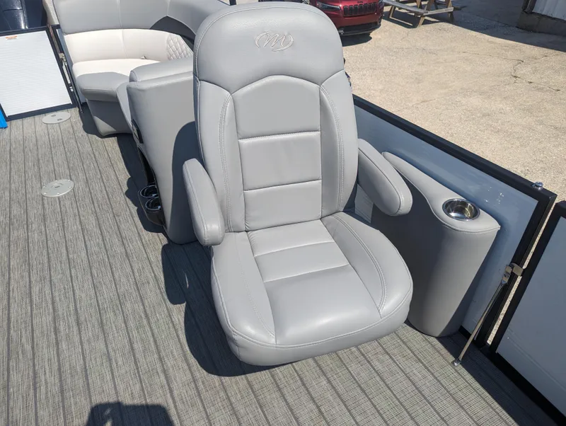 Slide: The Image of Gray captain's chair on 2022 Manitou Encore 25 RF pontoon boat. - 26