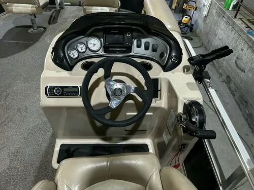 Slide: The Image of Sun Tracker Fishin' Barge 20 DLX 2016 - 10