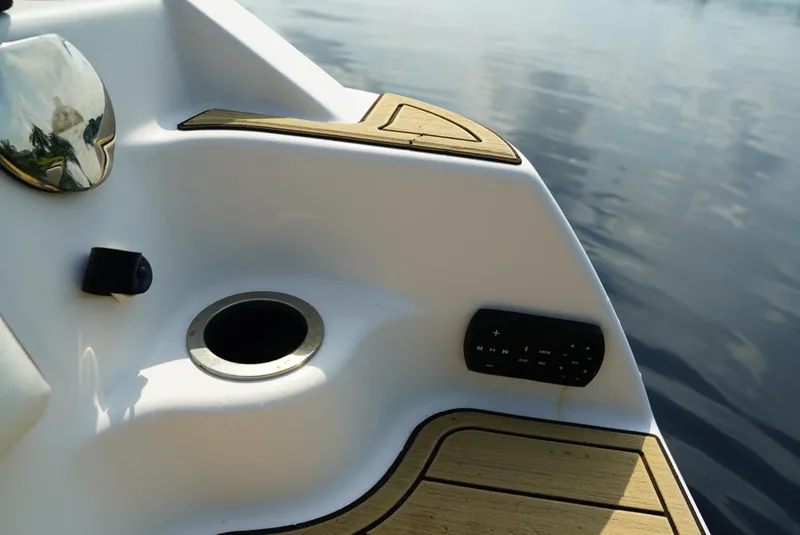 Slide: The Image of Yamaha Boats 252SE 2021 interior detail with cup holder and control panel. - 22