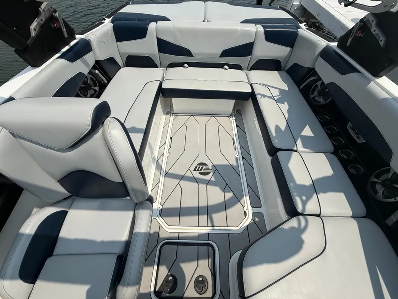 Slide: The Image of Malibu Wakesetter 22 LSV 2021 - 156