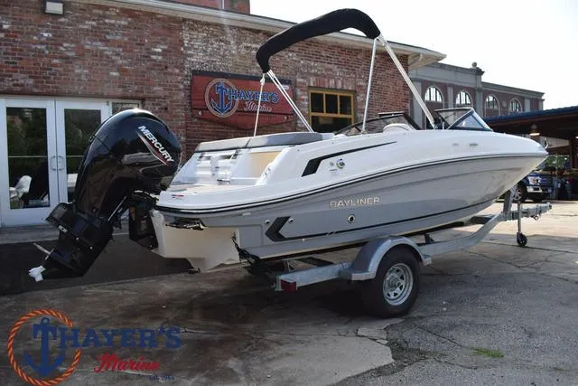 Slide: The Image of Bayliner VR5 Bowrider - Outboard 2025 - 50