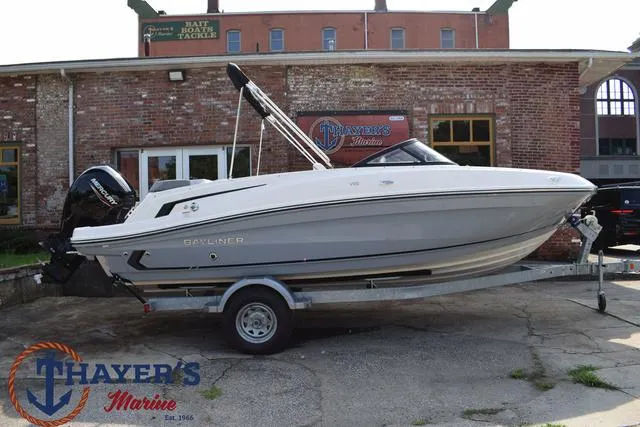 Slide: The Image of Bayliner VR5 Bowrider - Outboard 2025 - 51