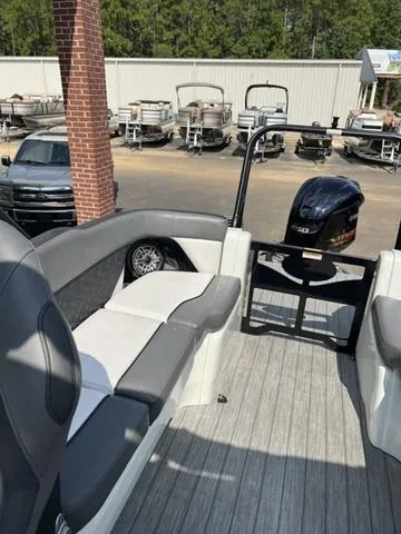 Slide: The Image of Veranda V One 2025 - 15