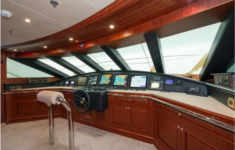Slide: The Image of Luxurious yacht helm with advanced navigation systems, Horizon 136 Premier, 2010 model. - 16