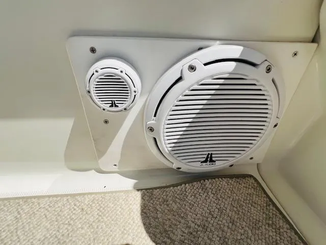 Slide: The Image of Boat speakers on a 2000 Formula 41 PC, featuring JL Audio components. - 9