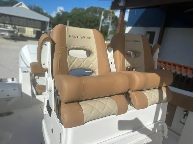 Slide: The Image of NauticStar 28 XS 2023 - 11