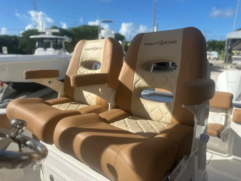 Slide: The Image of NauticStar 28 XS 2023 - 12