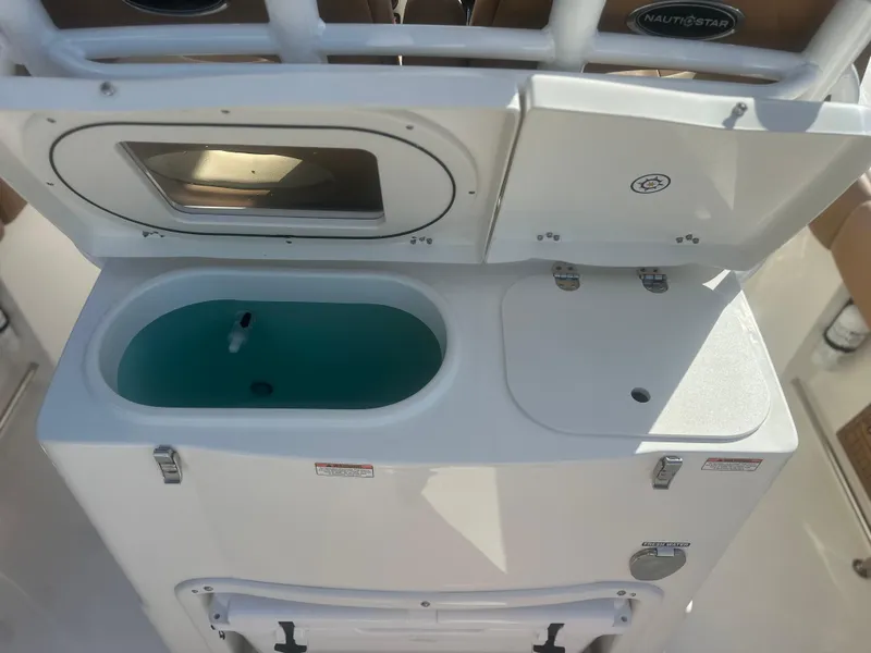 Slide: The Image of NauticStar 28 XS 2023 - 9