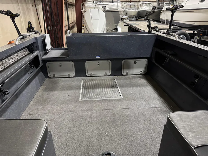 Slide: The Image of Transom View on the 2022 Duckworth 21' Discovery - 14