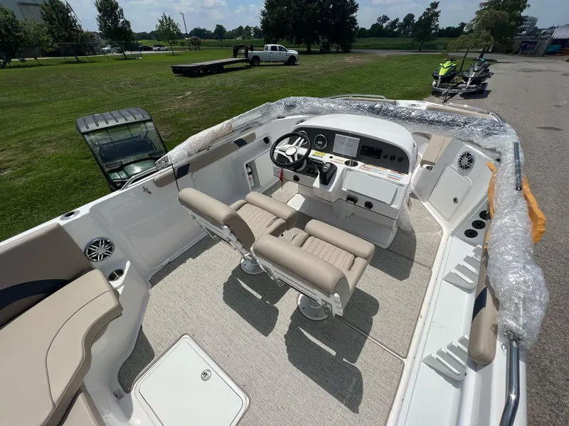 Slide: The Image of Hurricane SunDeck Sport 231 OB 2023 - 13