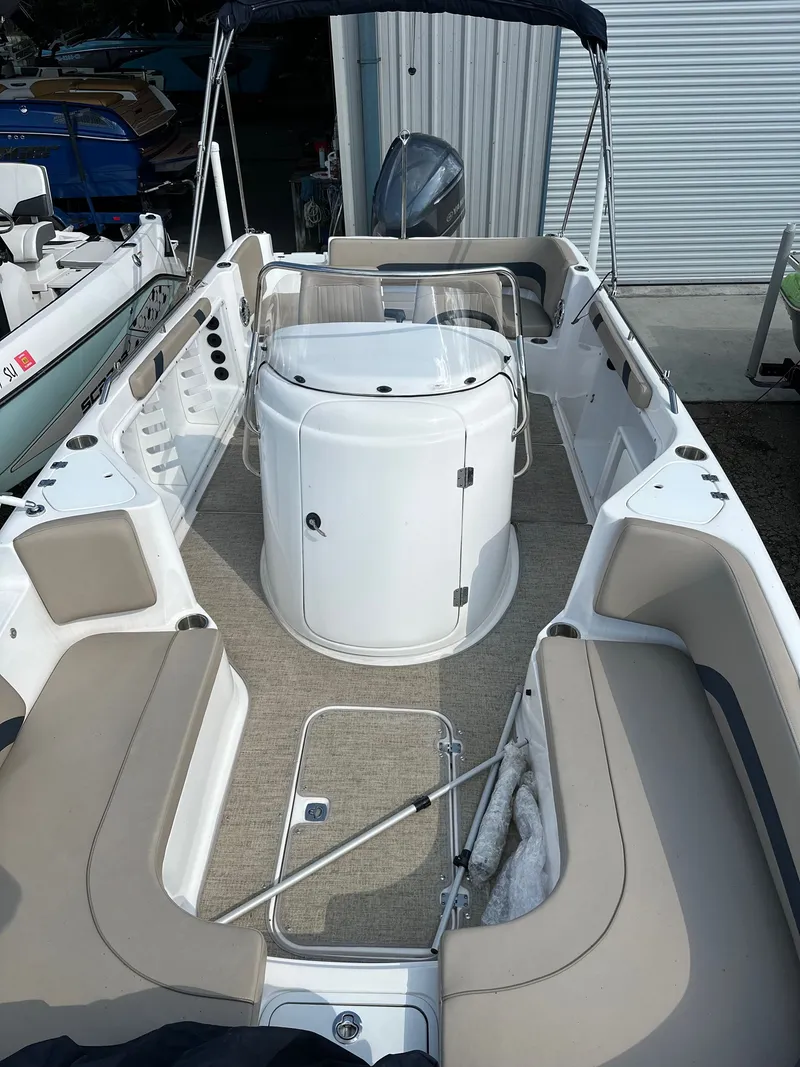 Slide: The Image of Hurricane SunDeck Sport 231 OB 2023 - 14