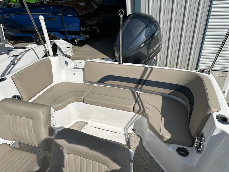 Slide: The Image of Hurricane SunDeck Sport 231 OB 2023 - 15