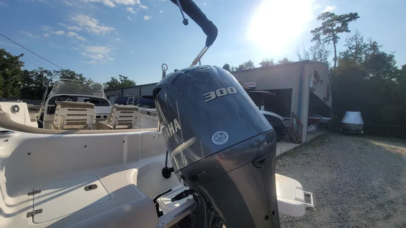 Slide: The Image of Hurricane SunDeck Sport 231 OB 2023 - 17