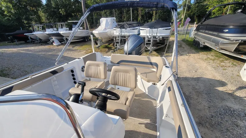 Slide: The Image of Hurricane SunDeck Sport 231 OB 2023 - 22