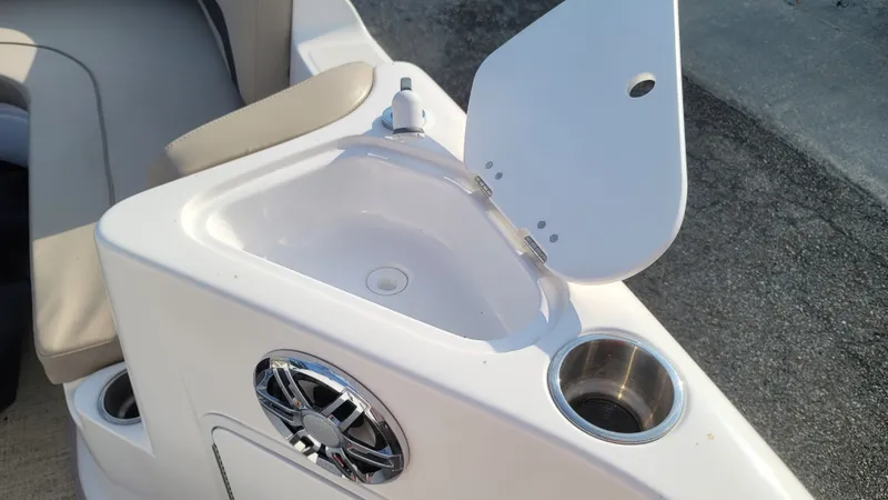 Slide: The Image of Hurricane SunDeck Sport 231 OB 2023 - 24