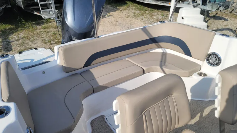 Slide: The Image of Hurricane SunDeck Sport 231 OB 2023 - 25