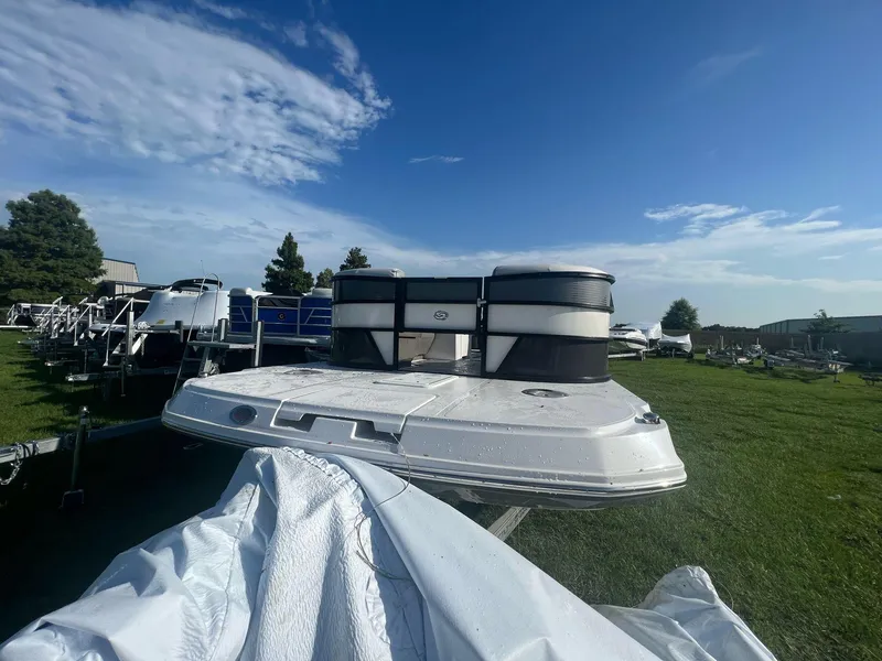 Slide: The Image of Hurricane FunDeck 2260 REF OB 2023 - 6