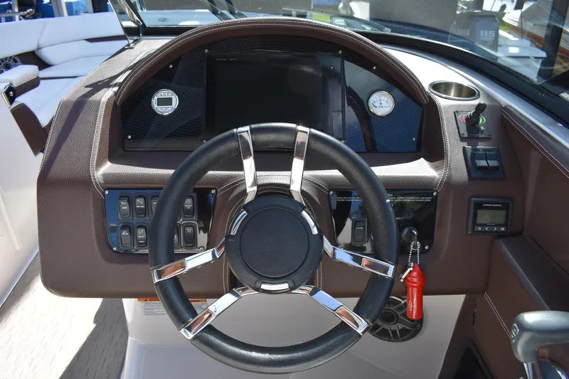 Slide: The Image of Regal 2800 Bowrider 2017 - 58