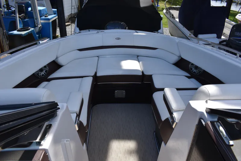 Slide: The Image of Regal 2800 Bowrider 2017 - 61