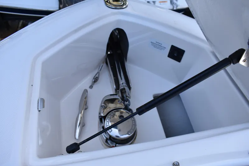 Slide: The Image of Regal 2800 Bowrider 2017 - 65