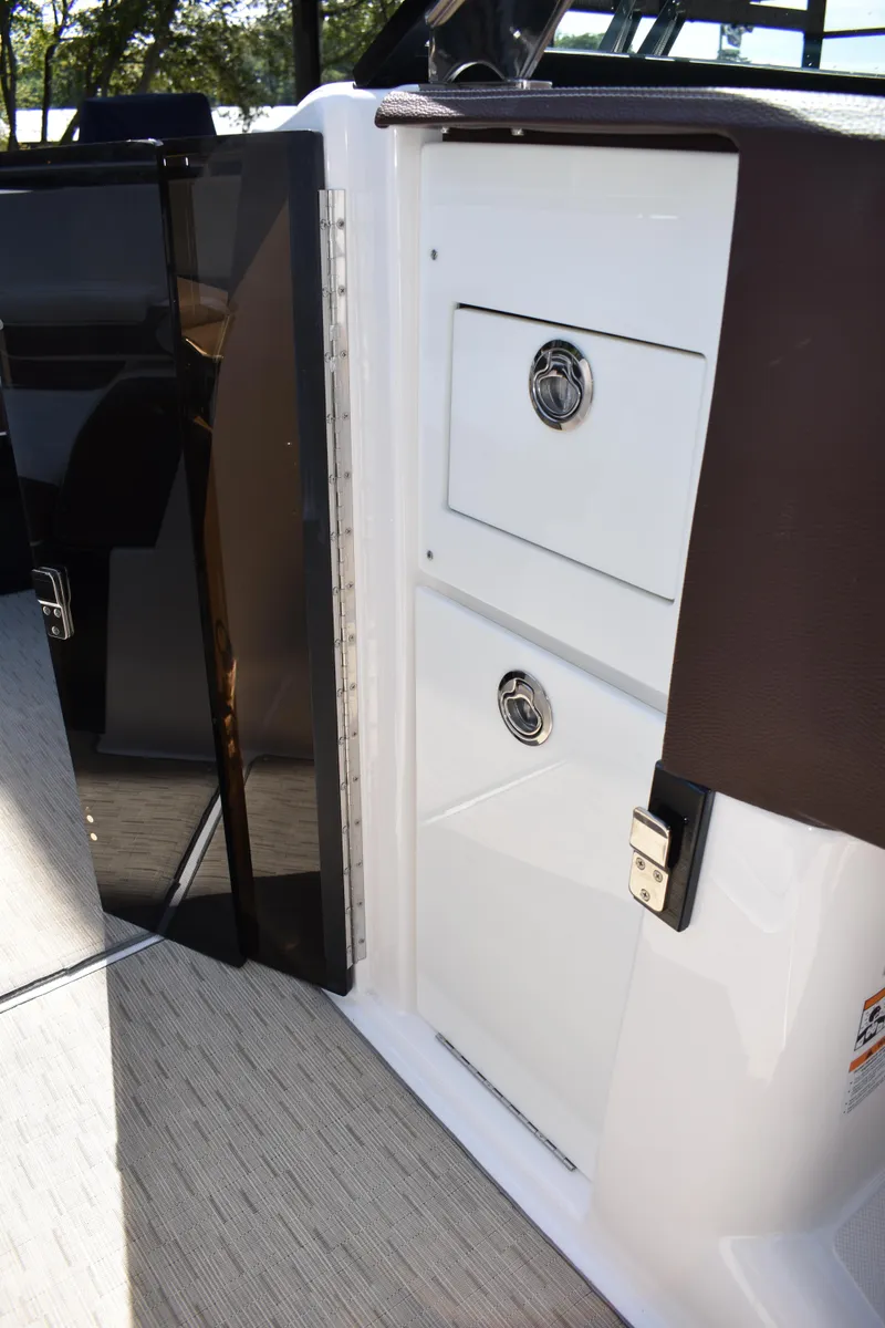 Slide: The Image of Regal 2800 Bowrider 2017 - 70