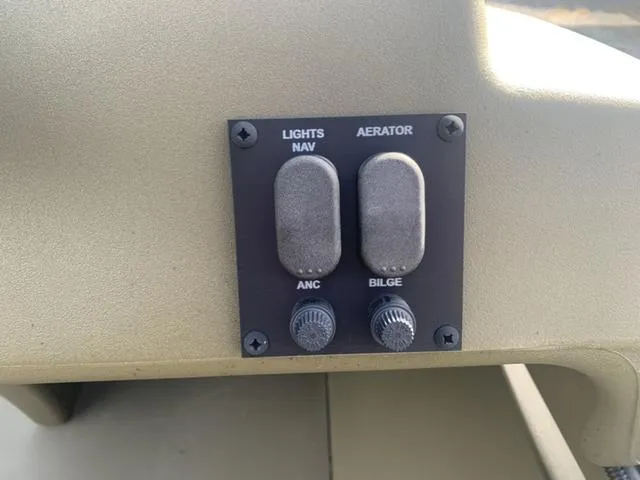 Slide: The Image of Tracker Grizzly 1648 SC 2024 - 10