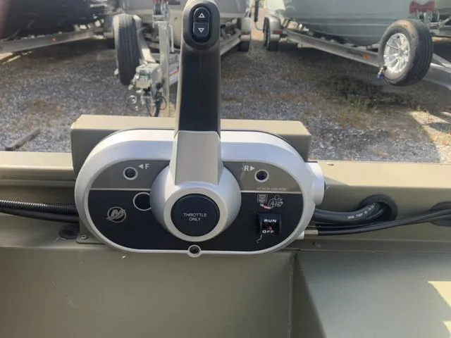 Slide: The Image of Tracker Grizzly 1648 SC 2024 - 7