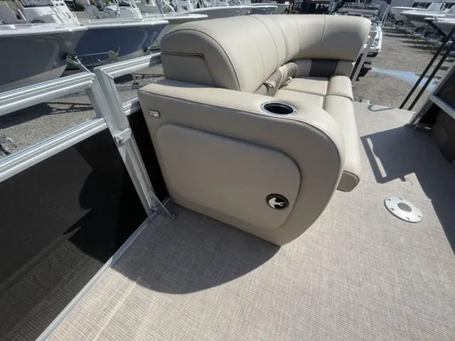 Slide: The Image of Sun Tracker Sport Fish 22 2024 - 19