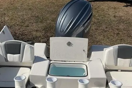 Slide: The Image of 2025 Robalo 200 CC boat with Yamaha outboard motor and seating area. - 6