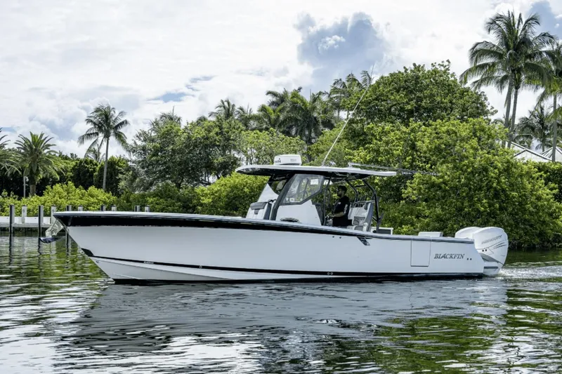Slide: The Image of Blackfin 332 CC 2020 - 0
