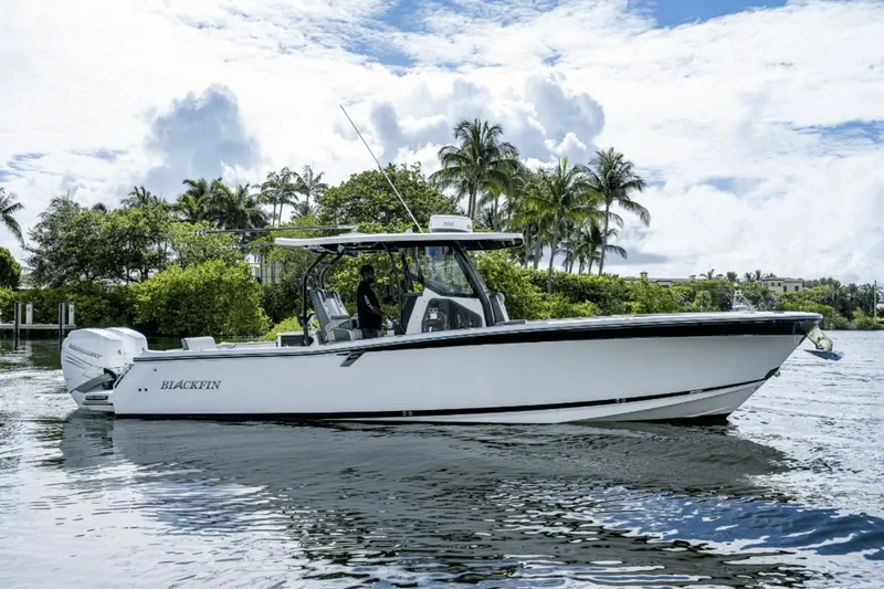 Slide: The Image of Blackfin 332 CC 2020 - 10