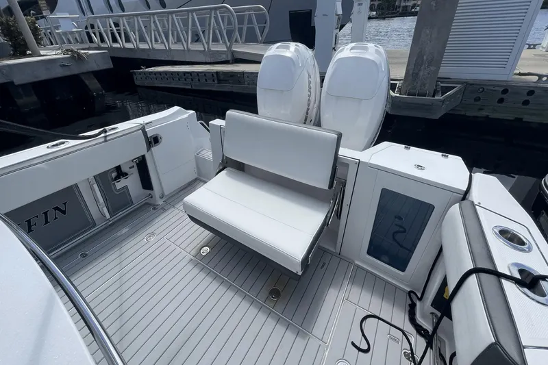 Slide: The Image of Blackfin 332 CC 2020 - 28