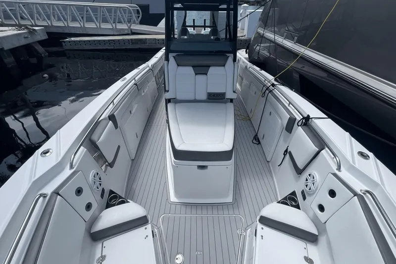 Slide: The Image of Blackfin 332 CC 2020 - 40