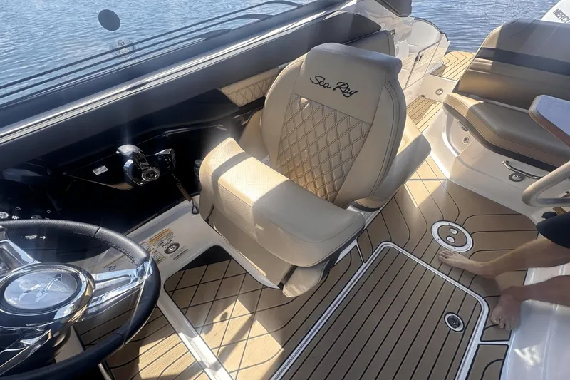 Slide: The Image of Sea Ray 260 SLX OUTBOARD 2023 - 16