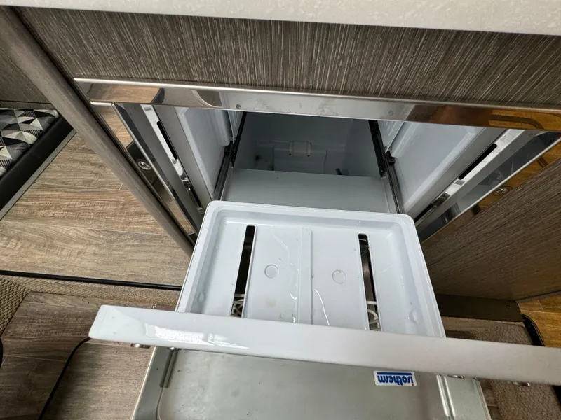 Slide: The Image of Monterey 295 Sport Yacht 2020 - 104