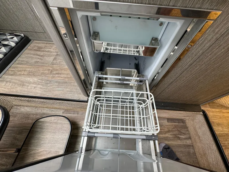 Slide: The Image of Monterey 295 Sport Yacht 2020 - 105