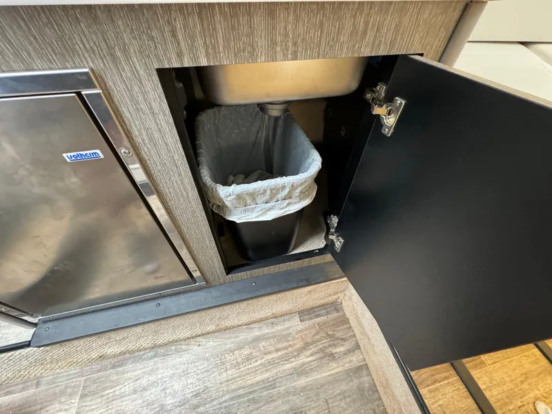 Slide: The Image of Monterey 295 Sport Yacht 2020 - 106