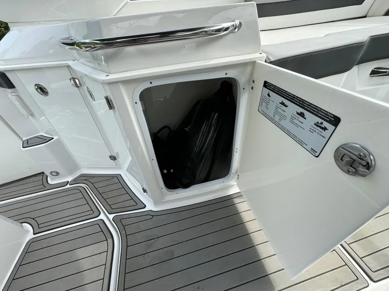 Slide: The Image of Monterey 295 Sport Yacht 2020 - 113
