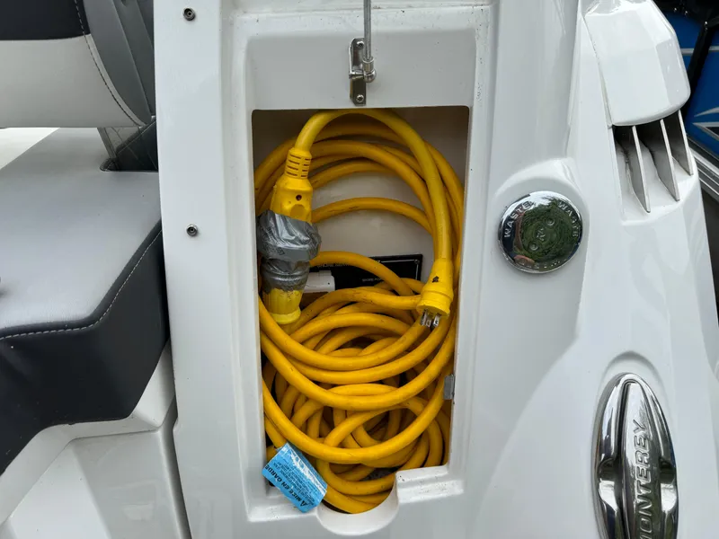 Slide: The Image of Monterey 295 Sport Yacht 2020 - 27