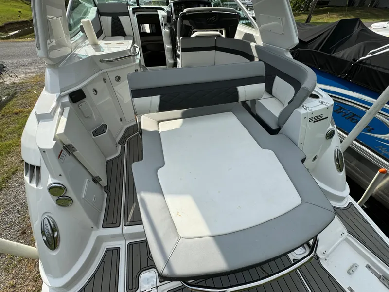 Slide: The Image of Monterey 295 Sport Yacht 2020 - 28