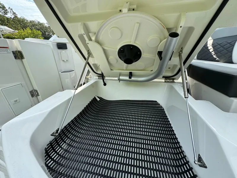 Slide: The Image of Monterey 295 Sport Yacht 2020 - 30