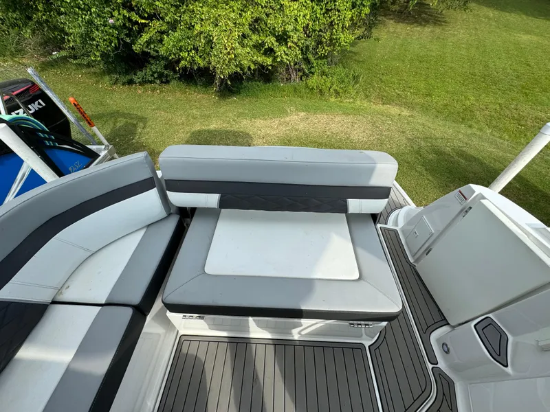 Slide: The Image of Monterey 295 Sport Yacht 2020 - 35