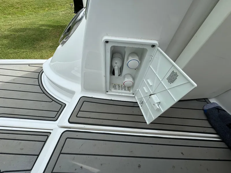 Slide: The Image of Monterey 295 Sport Yacht 2020 - 36