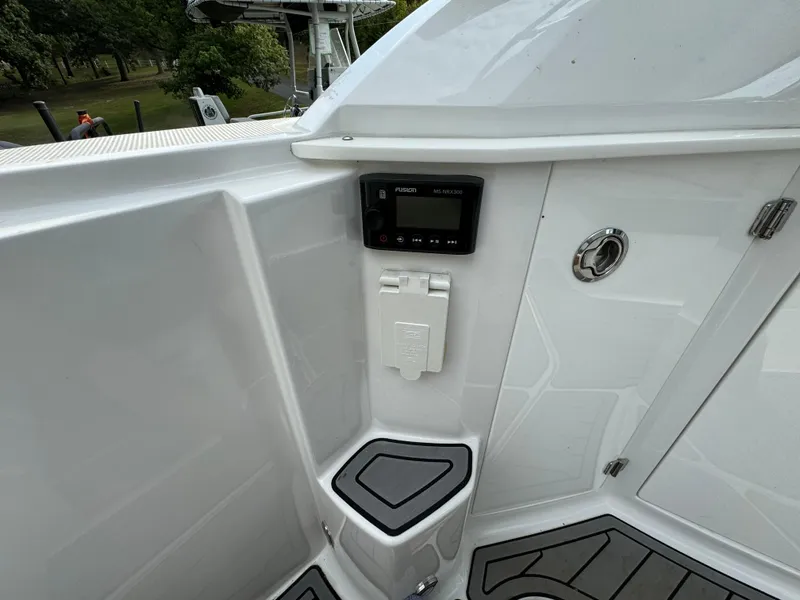 Slide: The Image of Monterey 295 Sport Yacht 2020 - 37