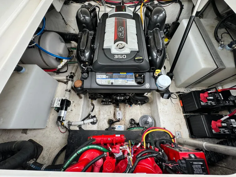 Slide: The Image of Monterey 295 Sport Yacht 2020 - 39