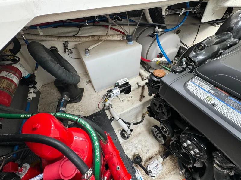 Slide: The Image of Monterey 295 Sport Yacht 2020 - 40